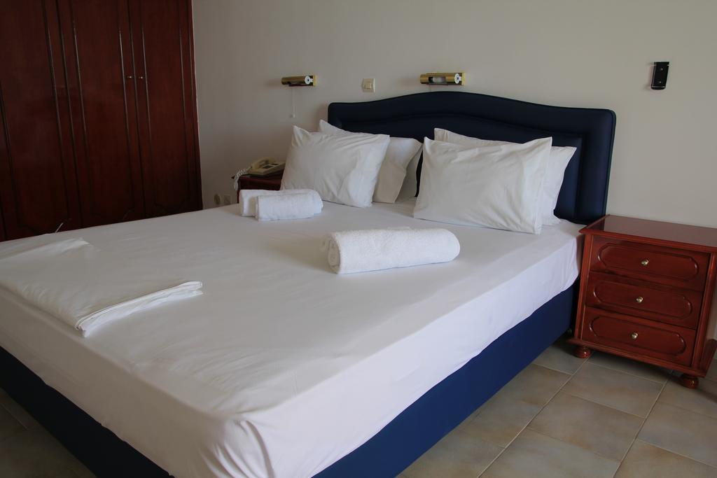 Mediterranean Hotel 卡尔帕索斯 客房 照片