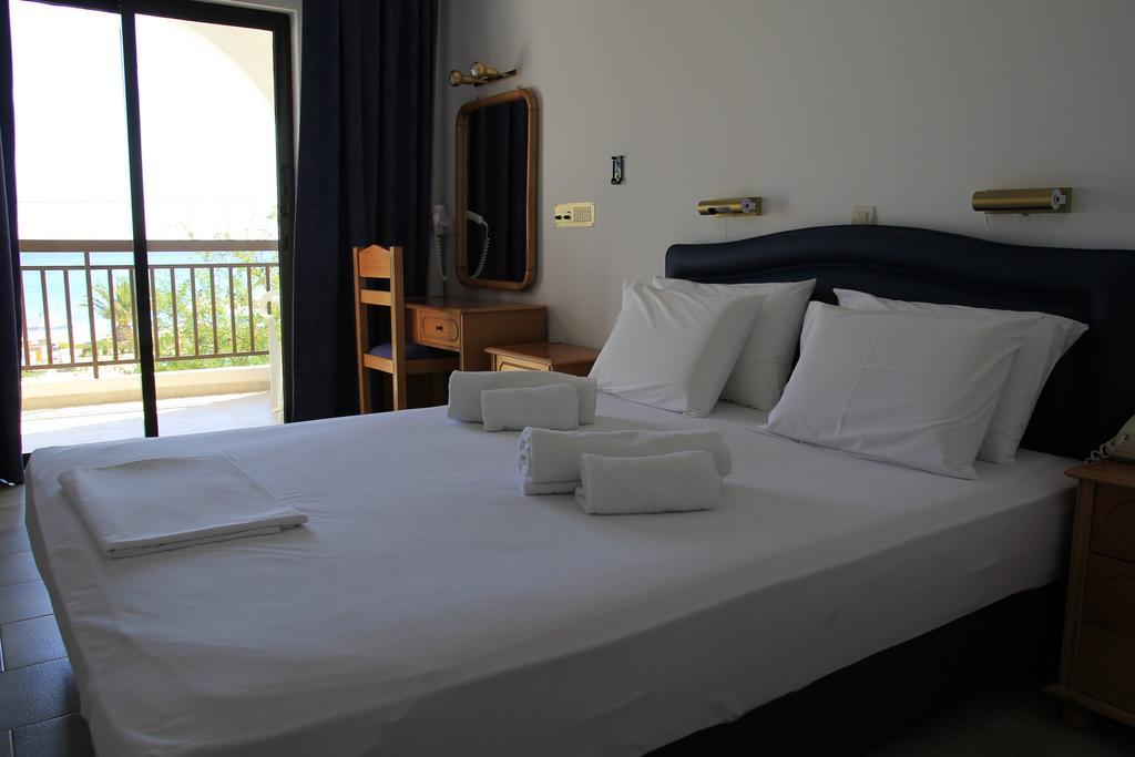 Mediterranean Hotel 卡尔帕索斯 外观 照片
