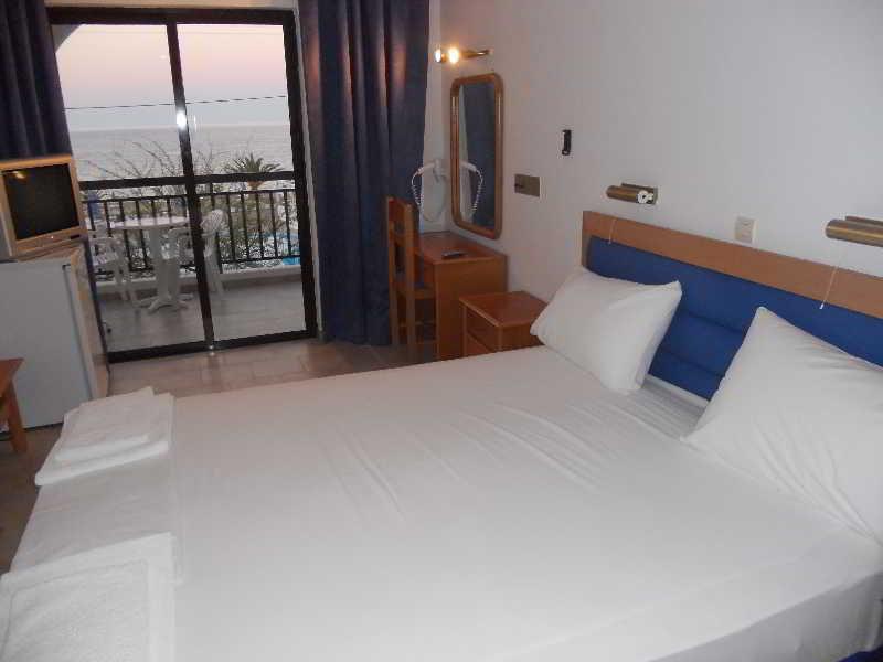Mediterranean Hotel 卡尔帕索斯 外观 照片