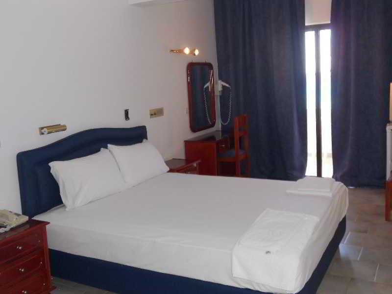 Mediterranean Hotel 卡尔帕索斯 外观 照片